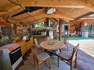 a kitchen with a table and chairs in a room at Simply zen in Colibiţa