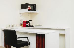 a black chair sitting at a white desk at Senlodge in Dakar