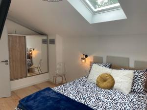 een slaapkamer met een bed met een raam en een spiegel bij Gîte Domaine d'Hybère in Lucbardez-et-Bargues +30 foto's