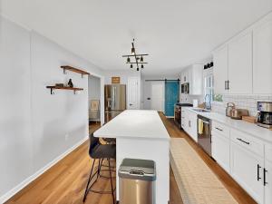 Dapur atau dapur kecil di 3 Bedrooms 8 Guests Modern Ranch Retreat on Half Acre