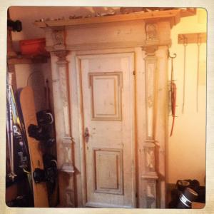 una puerta en la esquina de una habitación en Chesa Dimvih, en Zuoz 27 fotos más