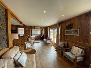 Posezení v ubytování Chalet 10 personnes au centre village avec wifi et parking - FR-1-733-34