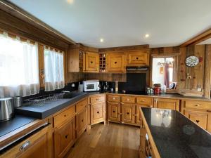 Kuchyň nebo kuchyňský kout v ubytování Chalet 10 personnes au centre village avec wifi et parking - FR-1-733-34