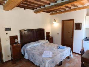 une chambre avec deux lits et une table dans l'établissement La Corte Del Daino, à Mercatello