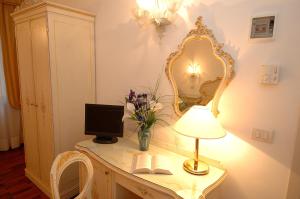 a room with a desk with a lamp and a mirror at Casa Sul Molo in Venice