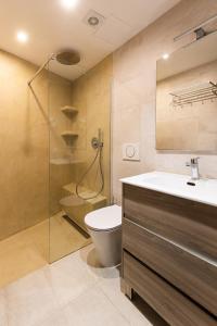 Un baño con inodoro, lavabo y ducha. en Can Solsulet, en Es Pujols