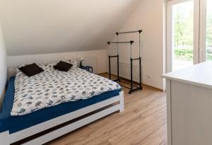 Ένα ή περισσότερα κρεβάτια σε δωμάτιο στο Ostoja Spytkowo