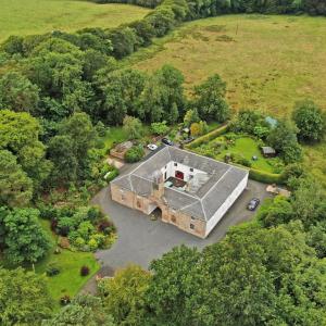 Gallery image of Family-Friendly Woodland Getaway - Cosy Gatherings in Kilwinning +75 photos