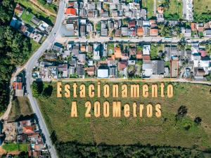 a city with a sign that reads esacionamino at Hotel Conchas in Penha