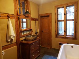 een badkamer met een wastafel, een bad en een raam bij Pension zum Hirschstein in Greiz +76 foto's