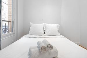 Postel nebo postele na pokoji v ubytování Montmartre - Élégance & Charme au pied Sacré-Cœur + 3 fotografie