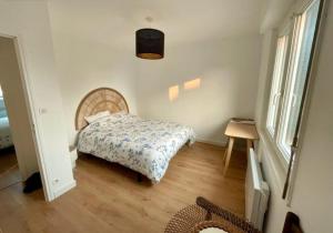 Ένα ή περισσότερα κρεβάτια σε δωμάτιο στο Maison 10 min a pied de la mer