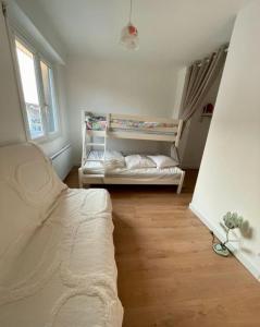 Ένα ή περισσότερα κρεβάτια σε δωμάτιο στο Maison 10 min a pied de la mer +4 φωτογραφίες