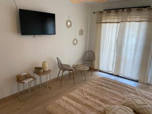 a bedroom with a bed and a tv on the wall at chambre 2 places coeur de Bergerac in Bergerac +1 photo