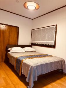 a bedroom with a bed in a room at 栄の宿 in Nara