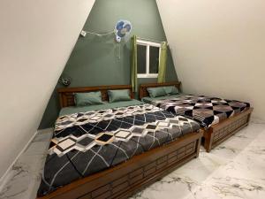イェーラギリにあるCroft Yelagiri - 3 bedroom villaのベッド2台と窓のある寝室 +14枚の写真