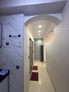 a hallway with a walk in shower in a room at Appartement confortable à 5 min de la gare routière in Agadir