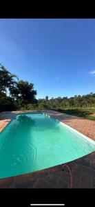 a large swimming pool with green water at Recanto Paraíso in Cotia