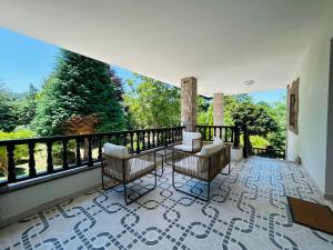ein Balkon mit Tisch und Stühlen und Aussicht in der Unterkunft Casa Rural Raiz y Cumbre in Con