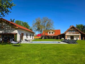 un edificio con un patio con sillas delante en Lubie Apartments Lubieszewo, en Lubieszewo