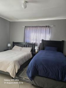 Postel nebo postele na pokoji v ubytování Lillies House