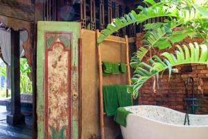Et badeværelse på Villa Mahadevi 2 Ubud Jungle Retreat Joglo + 43 billeder