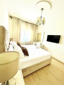 Una televisión o centro de entretenimiento en Charmant et spacieux Appart au coeur de Tanger- Family Only