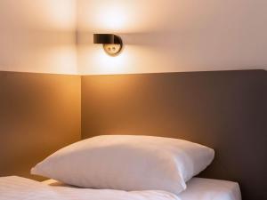 Postel nebo postele na pokoji v ubytování B&B HOTEL Aachen City-Ost