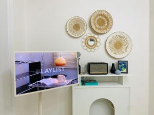 TV a/nebo společenská místnost v ubytování dream house #4beds #private house