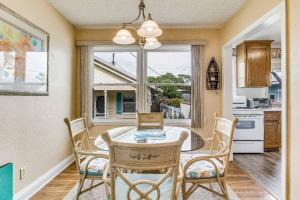 une salle à manger avec une table et des chaises et une fenêtre dans l'établissement 214 Payne Rd, à Sanders Beach