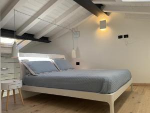 a bedroom with a large bed in a attic at Casina di Nonna Meca by Solturelba in Capoliveri