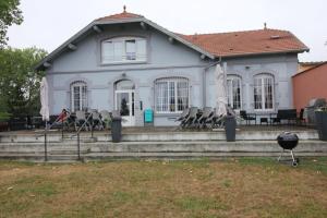 Bangunan di mana terletaknya rumah tamu ini