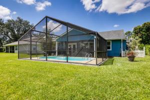 Πισίνα στο ή κοντά στο 6 Mi to St Lucie River Family Home with Patio!