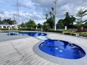 a couple of blue pools in a patio at Cozy Scandi Industrial House in San Pablo