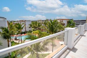 Bazén v ubytování Bakour Punta Cana Suites nebo v jeho okolí