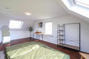 Un dormitorio con una cama, una escalera y ventanas. en Velura Apartments Stilvoll, en Lauffen am Neckar 6 fotos más