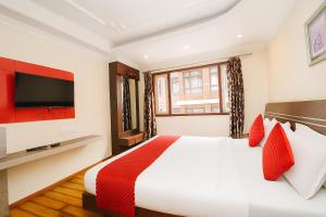 TV a/nebo společenská místnost v ubytování Hotel Berries Gangtok 300mtr from mg marg