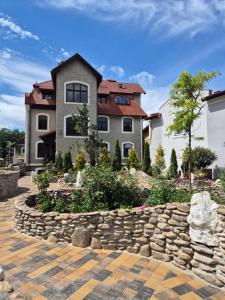 a stone wall in front of a house at Apartamenty Amadeus & Trattoria Matteo e Raffaello in Stronie Śląskie