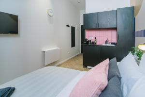 una camera da letto con un letto grande e una cucina di Colorbox - by Loginn Tel-Avivian hotels a Tel Aviv