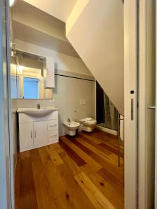 a bathroom with two toilets and a sink at Appartamento Margherita Residenza Prealba in Levanto