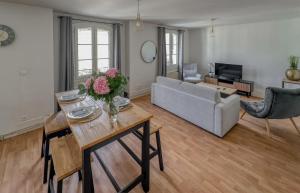 a living room with a couch and a table at Le Duplex de l'Hôtel-de-Ville in Compiègne