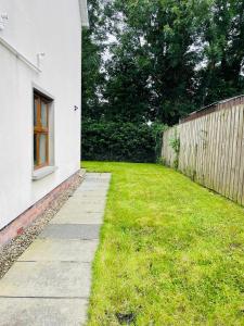 Κήπος έξω από το Fermanagh Lakelands holiday home