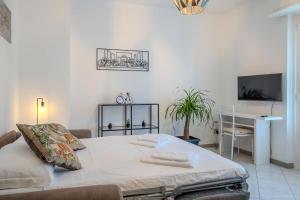 een kamer met een bed, een bureau en een televisie bij Ca' DaVinci in Milaan