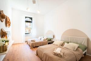 two beds in a room with white walls and wooden floors at 2 BR Apartment - TERRASSE - WIFI - KAFFEE - ZENTRAL - RUHIG - BUSINESS in Wiesbaden
