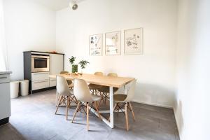 Η κουζίνα ή μικρή κουζίνα στο 2 BR Apartment - TERRASSE - WIFI - KAFFEE - ZENTRAL - RUHIG - BUSINESS +10 φωτογραφίες