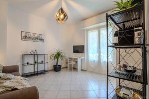 een woonkamer met een bank en een tafel bij Ca' DaVinci in Milaan