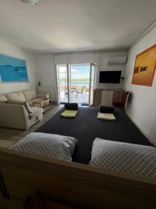 Katil atau katil-katil dalam bilik di Apartments By The Sea