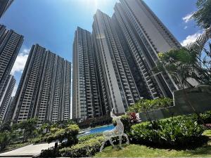 ジョホールバルにあるR&F Infinity seaview - studio with balconyの高層ビルが立ち並ぶ街の景色