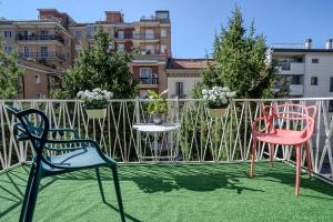 twee stoelen en tafels op een balkon met planten bij Ca' DaVinci in Milaan