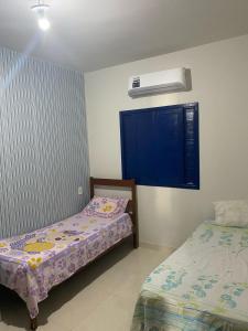 1 dormitorio con 2 camas y aire acondicionado en The Greek house, en Itapemirim